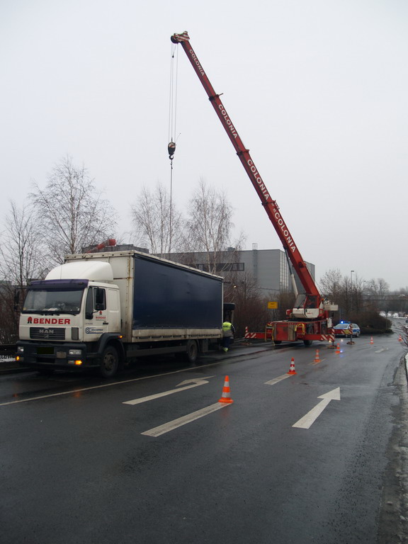 LKW Anhaenger umgekippt Koeln Niehl Geestemuenderstr Industriestr P27.JPG